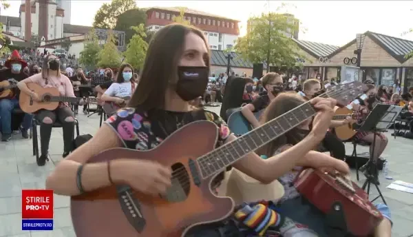 Peste 300 de chitariști au cântat la unison, în Sibiu, cele mai iubite melodii folk și rock