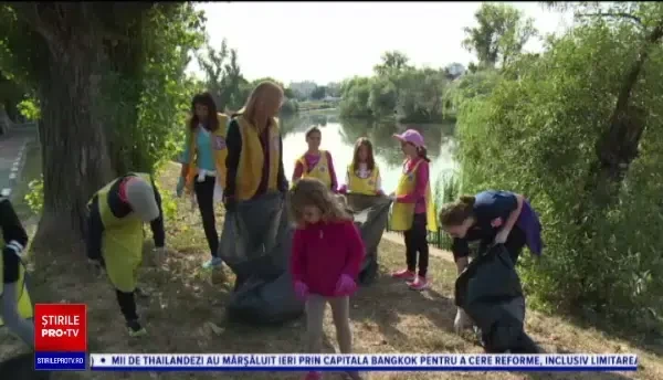 Două cluburi din Oradea și 20 de elevi voluntari au adunat gunoaiele de pe malurile Crișului Repede