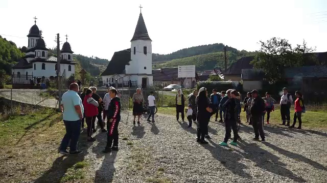 Zeci de copii stau acasă după ce școala din satul lor s-a închis. Nu au nici măcar acces la internet