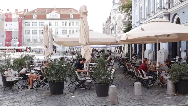 Terasele sunt pline, în timp ce restaurantele nu au clienți: „Nu au vrut să intre, era frig și au cerut pături”