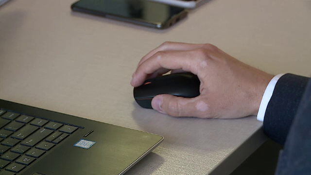 Mulți români rămași şomeri își încearcă norocul în IT. Câţi bani pot câştiga