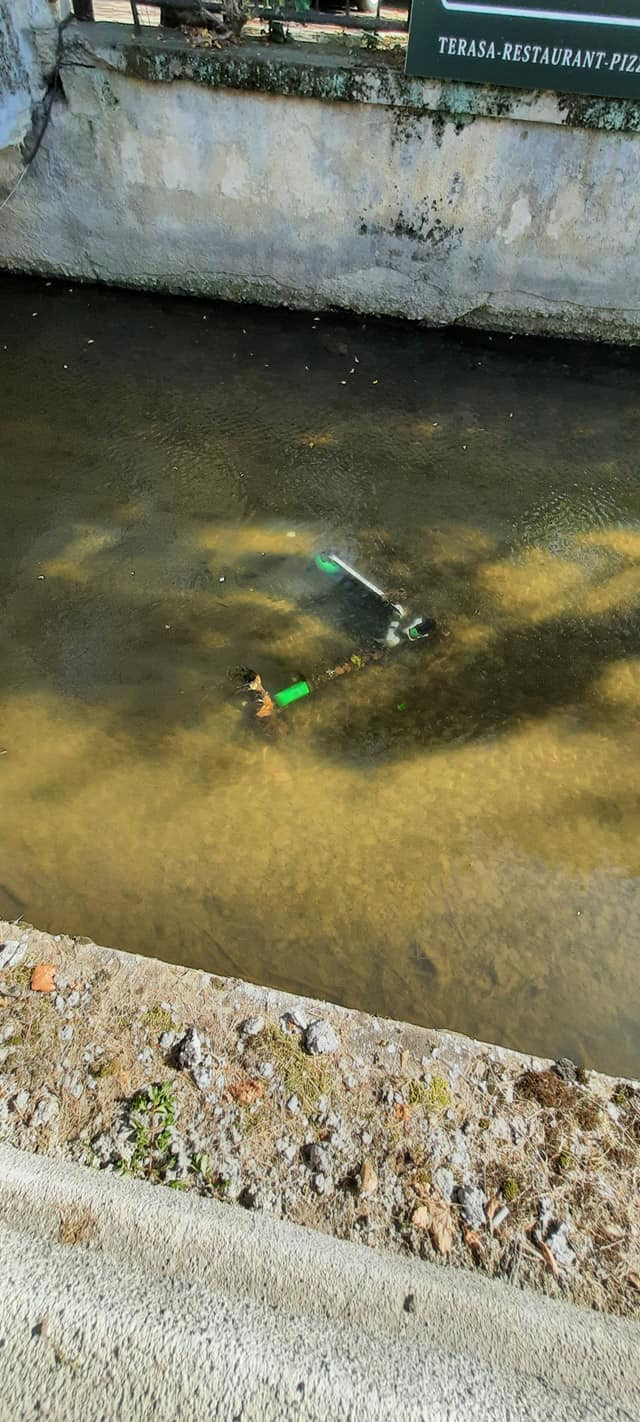 Clujenii au început să arunce trotinetele electrice în canal. Cum s-a ajuns aici