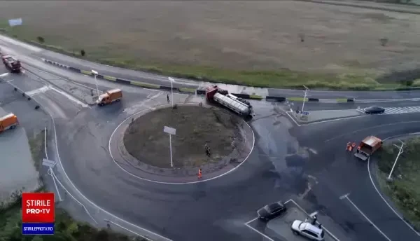 Risc ridicat de explozie. O cisternă cu o substanță periculoasă s-a răsturnat