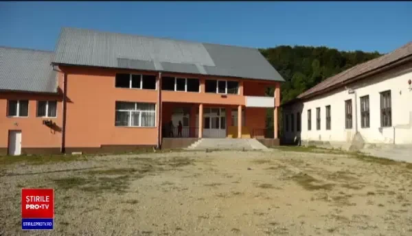 Zeci de copii stau acasă după ce școala din satul lor s-a închis. Nu au nici măcar acces la internet