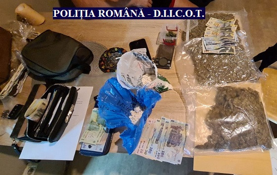 Captură serioasă de droguri la Arad. Polițiștii au percheziționat trei proprietăți ale unui traficant