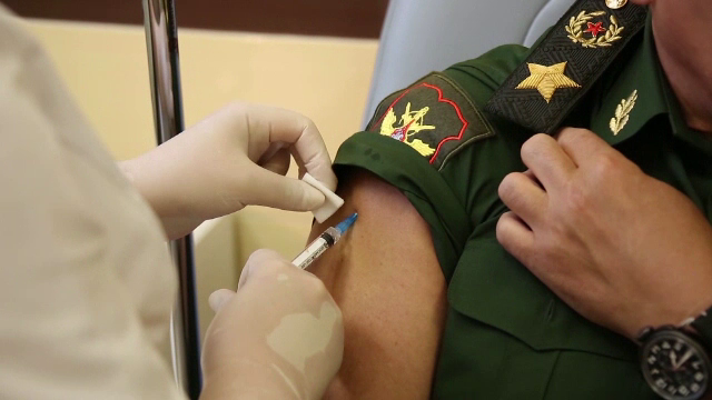 Zeci de mii de oameni participă la teste finale pentru vaccinul anti-Covid