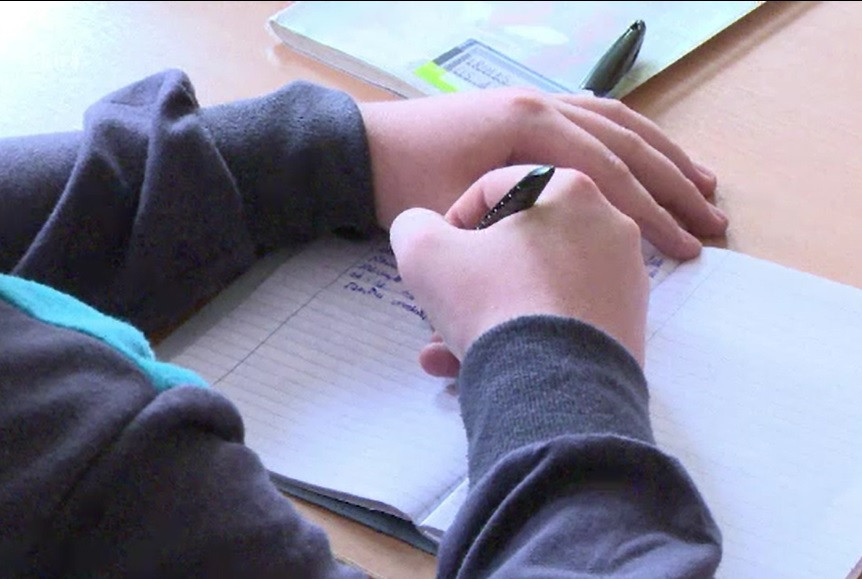 Cum se va face școală în România din 8 februarie. Elevii ar putea respecta regula din Franța a distanțării