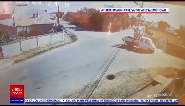Momentul în care un băiat din Dâmbovița se izbește violent cu bicicleta de o mașină