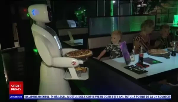 Restaurantul în care mâncarea este adusă la masă de un robot. De ce se tem clienții