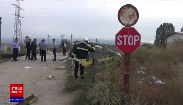 O femeie de 57 de ani a scăpat ca prin minune, după ce mașina în care se afla a fost izbită de tren
