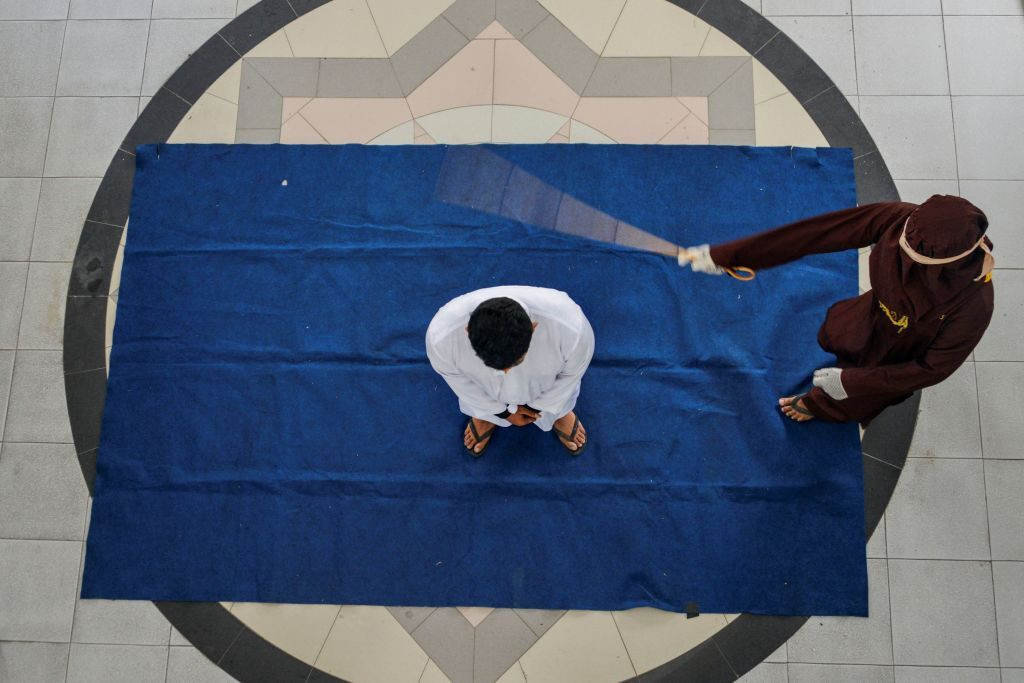 Tânăr acuzat de agresarea copiilor, pedepsit cu 169 lovituri de baston. Câte lovituri a încasat înainte de a leșina