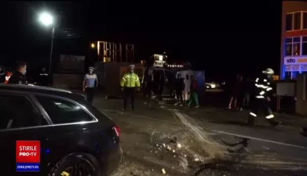 ANIMAŢIE GRAFICĂ: cum a avut loc accidentul în care 2 bărbați au murit după ce mașina lor a fost lovită de un polițist