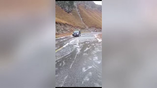 Prima ninsoare din acest sezon rece, pe Transalpina. Șoseaua, acoperită de un strat alb