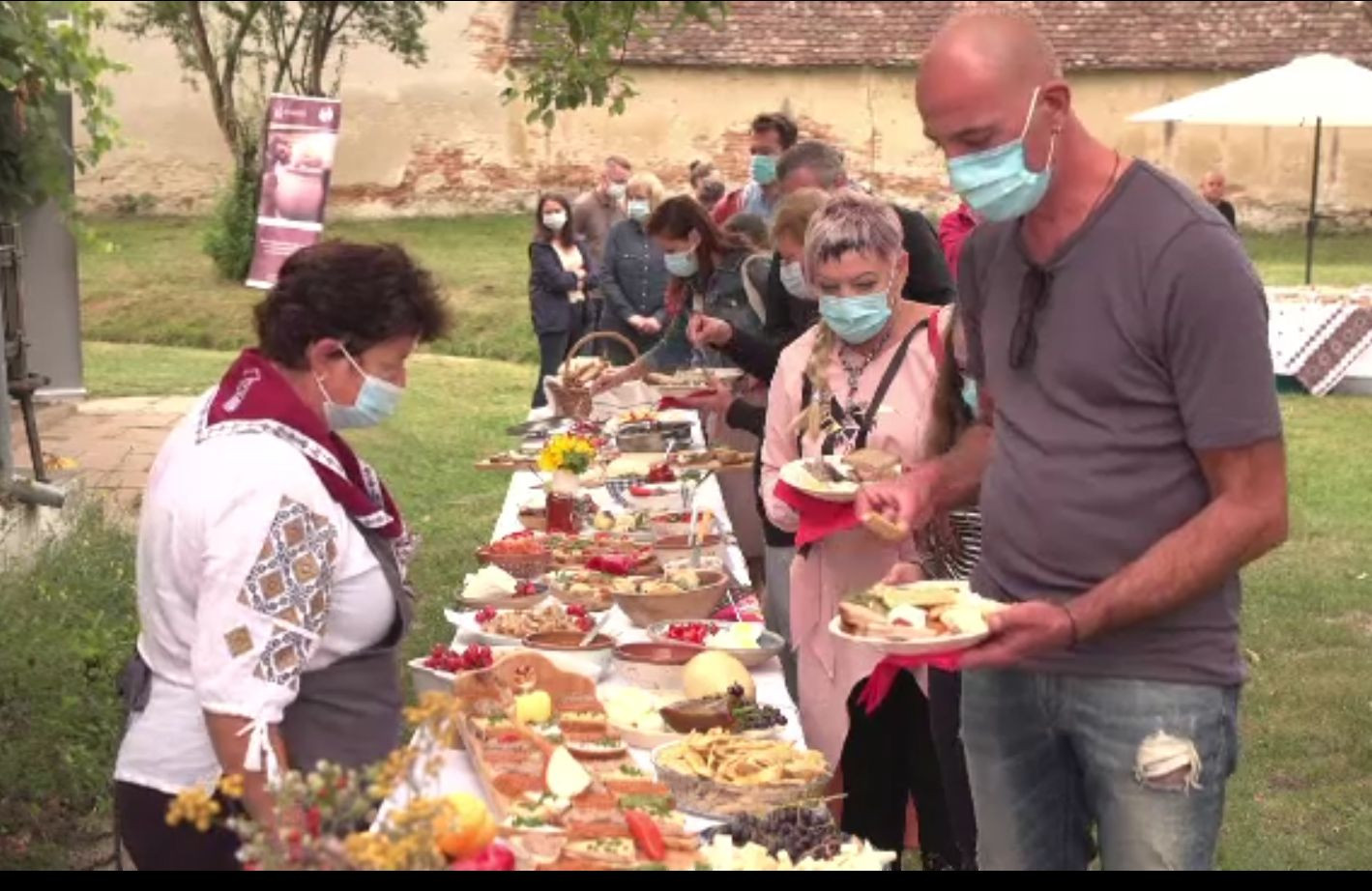 Gustări cu preparate tradiționale, rețeta de salvare a turismului local. Brunch-urile de weekend sunt organizate în curte