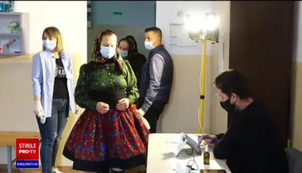În Țara Oașului, lumea a mers la urne în straie tradiționale: „De 30 de ani nu s-a schimbat nimic”