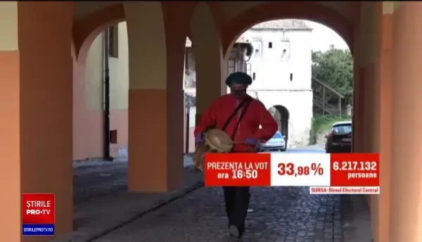 Toboșarul de poveste al Cetății Sighișoara și îndemnul său: ”Mergeți la vot, credeți în viitorul României”