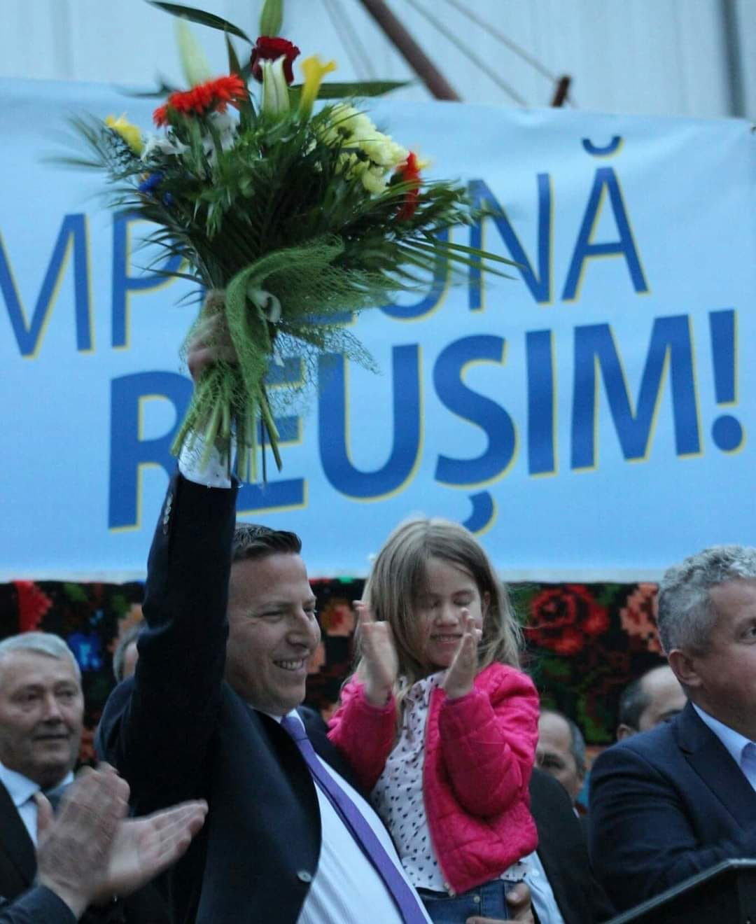 Primarul cercetat penal pentru că şi-a filmat fiica în timp ce o umilea a câştigat un nou mandat: ”Deci, i-am ciuruit”