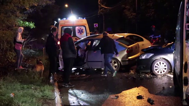 Accident grav în Iași. Nouă persoane, rănite, după ce trei mașini s-au izbit pe șosea