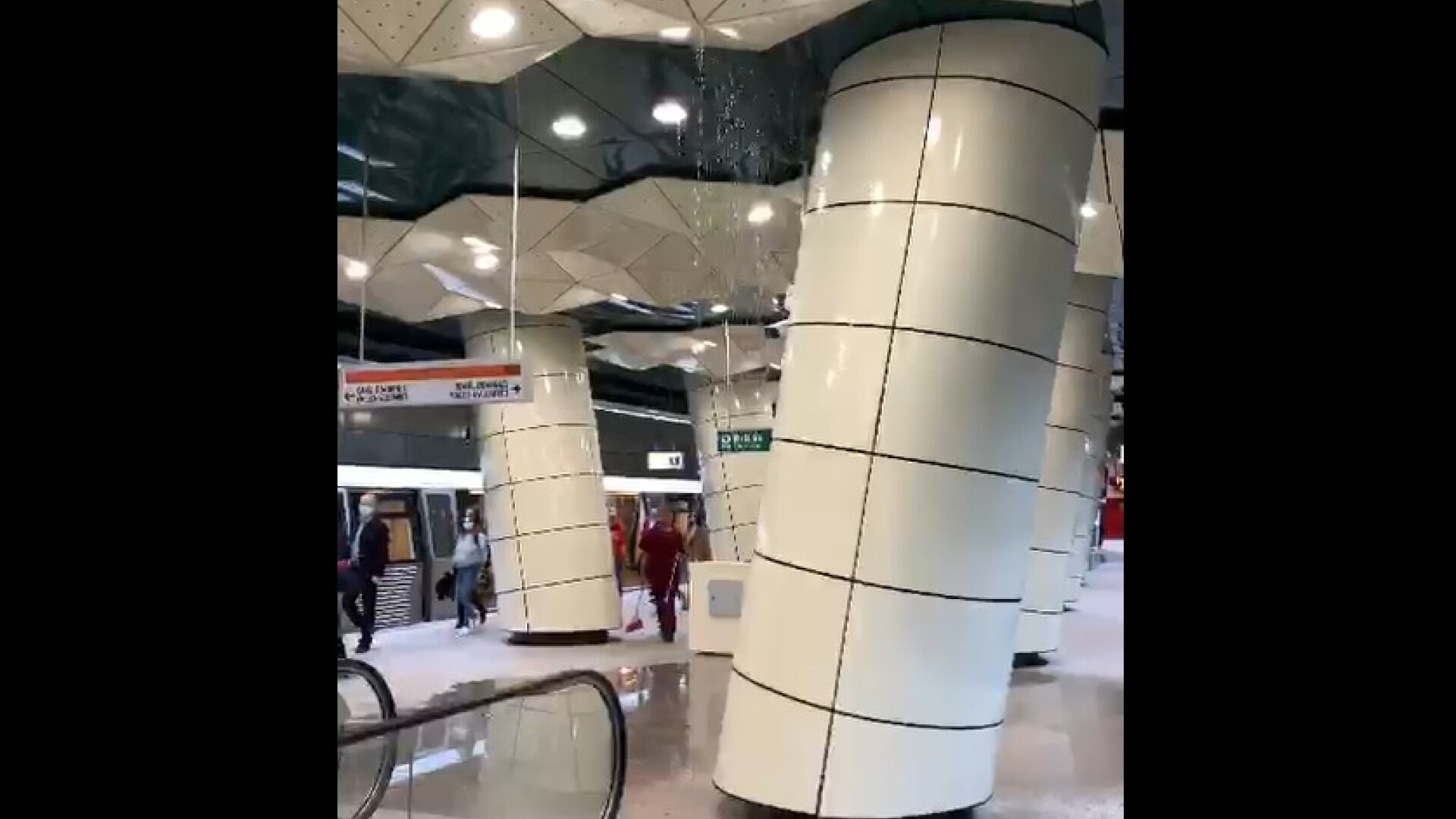 Explicațiile Metrorex după imaginile cu apa care curge din tavan în metroul Drumul Taberei, abia inaugurat. VIDEO