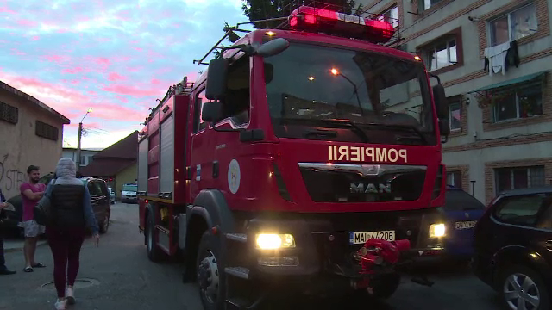 Panică într-un bloc din Târgoviște. Un proprietar și-a dat foc garsonierei pentru a treia oară