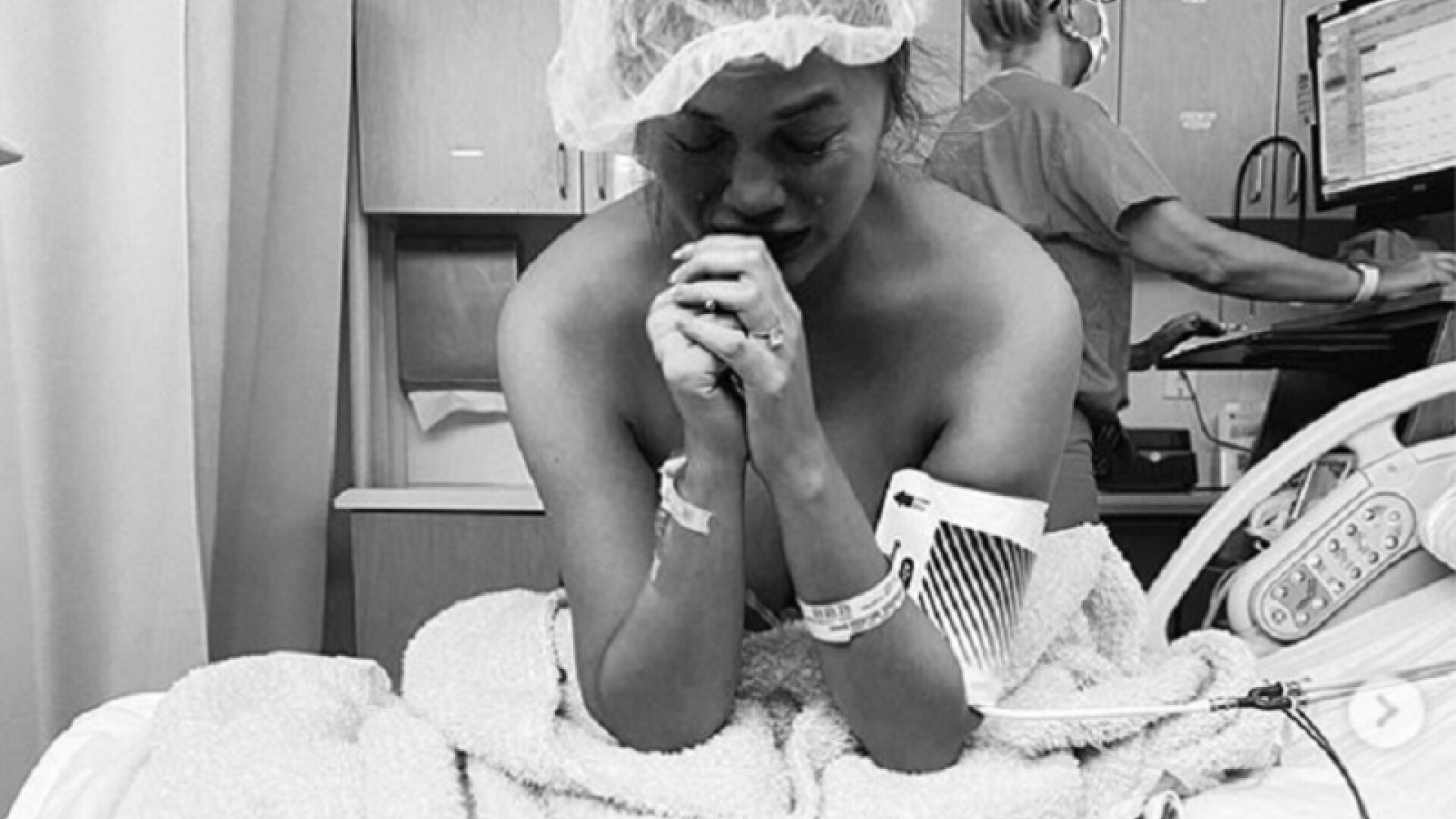 Modelul Chrissy Teigen părăseşte Twitter. Care a fost motivul. GALERIE FOTO