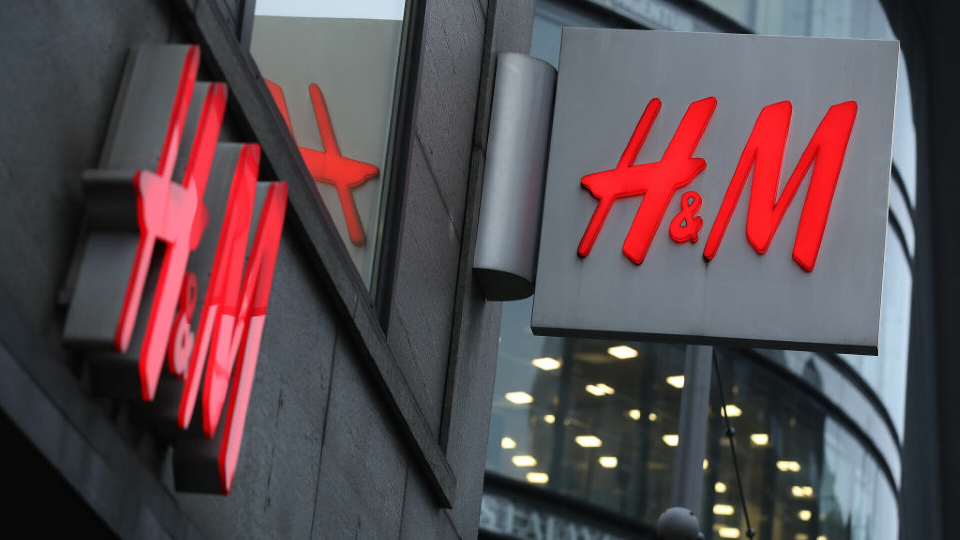 H&M, în centrul unui scandal de amploare. Compania, amendată cu 35 de milioane € pentru că și-a spionat angajații