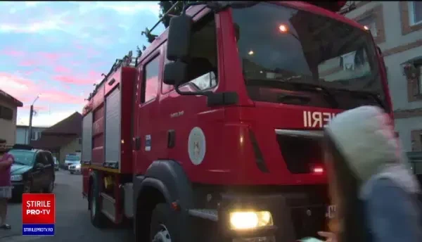 Panică într-un bloc din Târgoviște. Un proprietar și-a dat foc garsonierei pentru a treia oară
