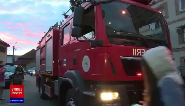 Panică într-un bloc din Târgoviște. Un proprietar și-a dat foc garsonierei pentru a treia oară