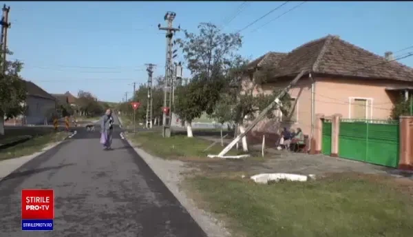 O femeie din Arad stă de aproape o săptămână cu un stâlp de telefonie căzut pe casă