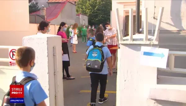 Orban îi amenință pe profesorii care refuză să predea online: "Nu mai au ce căuta în educaţie"