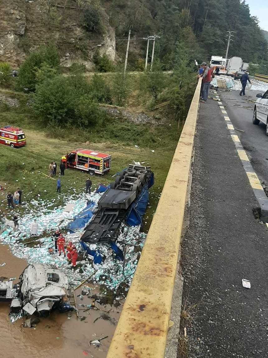 Accident socant in judetul Valcea. Un sofer a murit strivit, dupa ce camionul lui a cazut de pe un pod intr-un rau. VIDEO