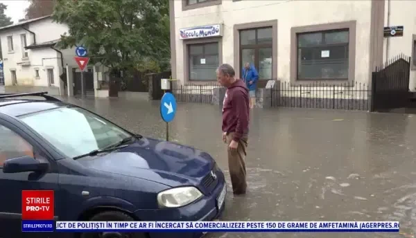 O ploaie torențială a făcut prăpăd în orașul Botoșani. Mașinile au rămas blocate în şuvoaie