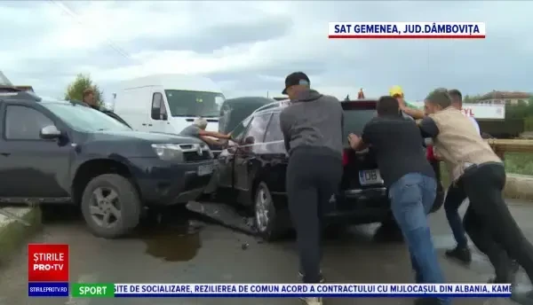 Accident violent în Dâmbovița. Trei vehicule au fost grav avariate într-o coliziune în lanț