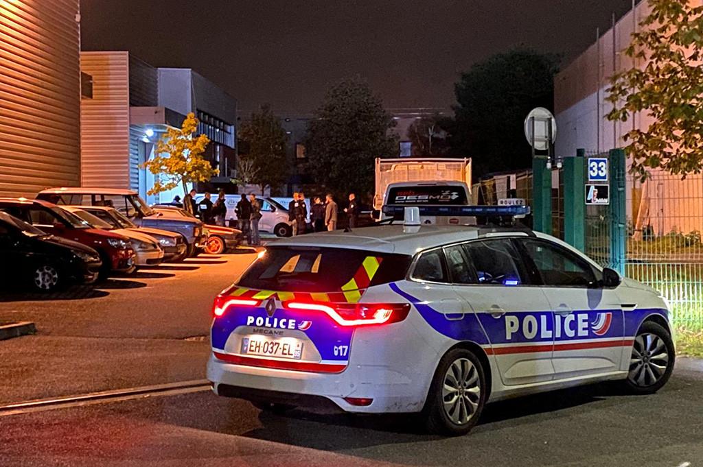 VIDEO: Doi poliţişti francezi, atacați și împușcați cu propriile arme. „O violență de necrezut”