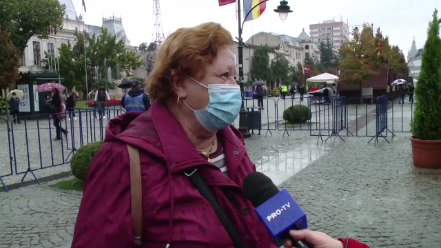 Reacția unor femei când nu au fost lăsate să intre la moaștele Sf. Parascheva pentru că nu sunt din Iași