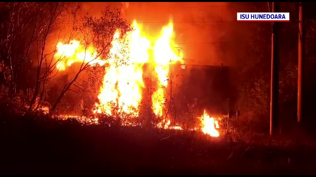 O locomotivă a ars în judeţul Hunedoara. Traficul feroviar, blocat