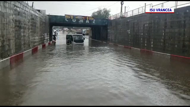 Inundații la Focșani după o ploaie de câteva minute. Un autobuz și o mașină au rămas blocate în apă