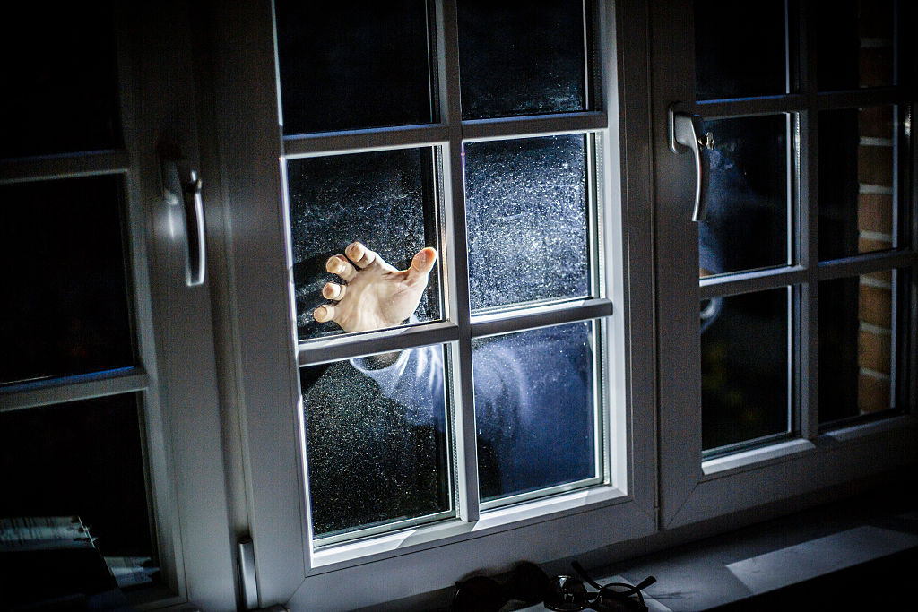 Doi tâlhari au jefuit o bătrână după ce i-au pus la gât un încălțător de pantofi. Incredibil ce au putut să fure