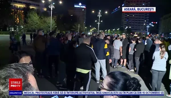 Sute de angajați din HoReCa și-au strigat nemulțumirile în Piața Victoriei. "Vrem să muncim"