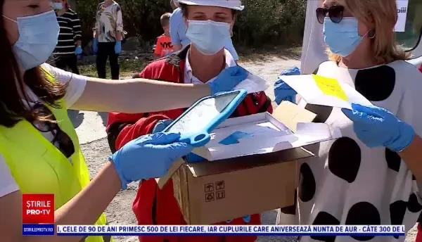 Zeci de copii sărmani din Vadu au primit tablete pentru școală de la Salvați Copiii și Omid Ghannadi