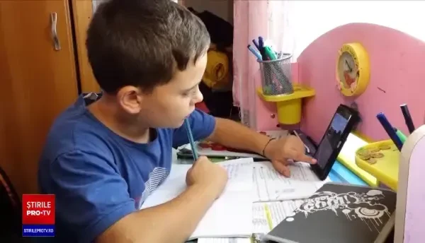 Școala online merge greu la țară. În Prundu Bârgăului, Marian se chinuie de pe telefonul fratelui mai mare