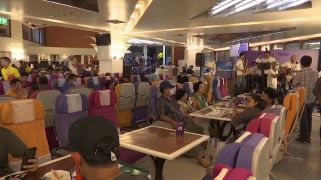 În absența zborurilor, o companie aeriană îi învață pe călători meseria de pilot. Cât costă o lecție la manșă