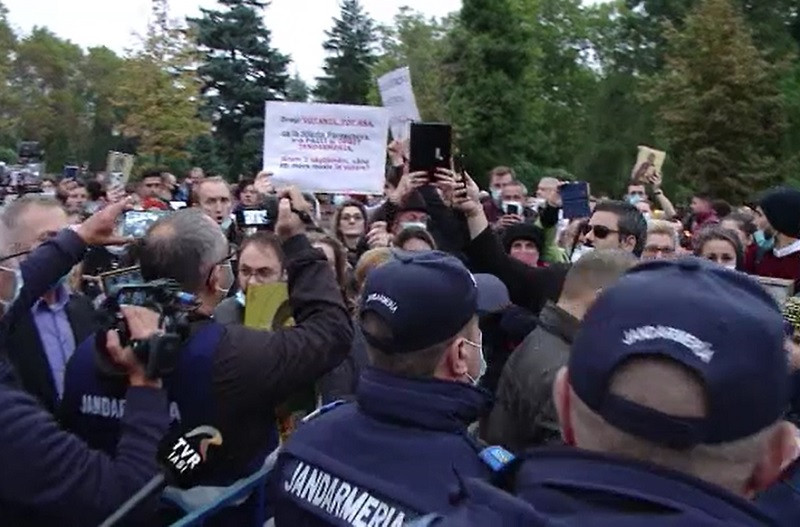 Sute de oameni au protestat la Iași, la Sfânta Parascheva: "Huooo, securiştii. Au pus ghearele pe sfânta biserică"