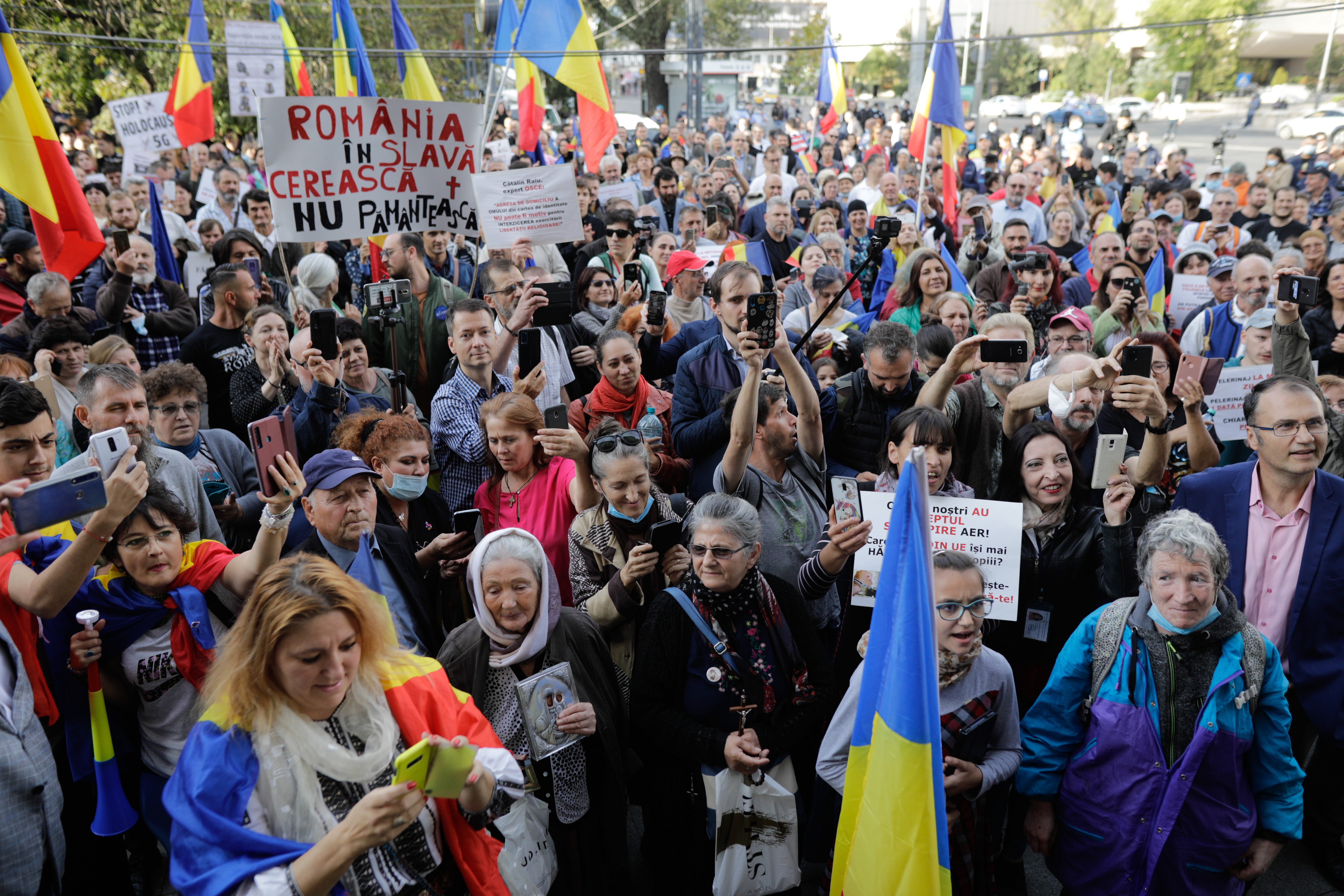 Protest anti-mască în Piața Universității