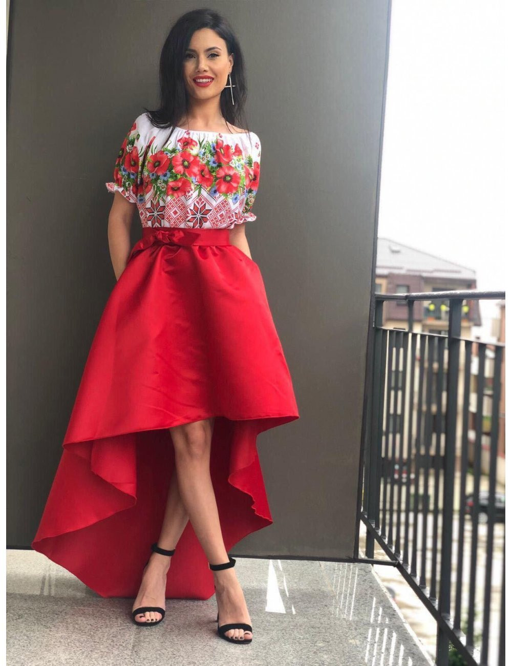 Rochie_traditionala_asimetrica_cu_tafta_rosie_si_trena_Allana