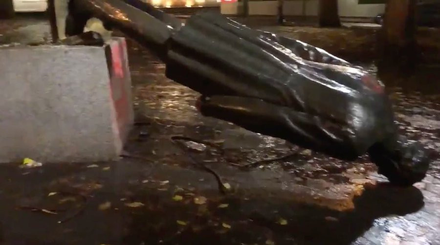 VIDEO. Statuile lui Abraham Lincoln și Theodore Roosevelt, dărâmate de protestatarii din Portland