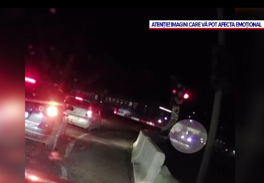 Momentul în care o mașină e spulberată de tren. Ce s-a întâmplat cu șoferul