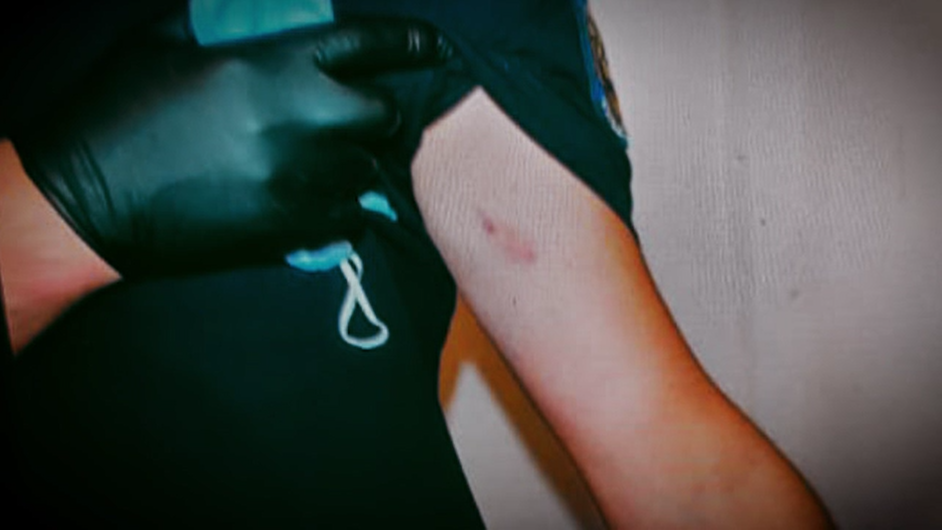 Bărbatul cu HIV care a mușcat un polițist tocmai fusese eliberat din închisoare. Ce spun sindicaliștii