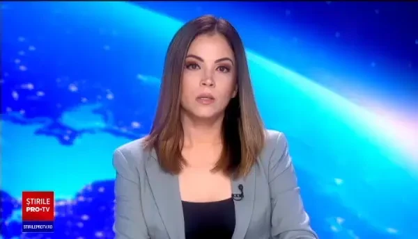 Zeci de oameni s-au înghesuit la icoane, în Galaţi. De ce nu au purtat preoţii mască