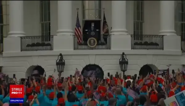 Studiu: Covid-19 poate supraviețui pe bani sau telefoane mobile până la 28 de zile